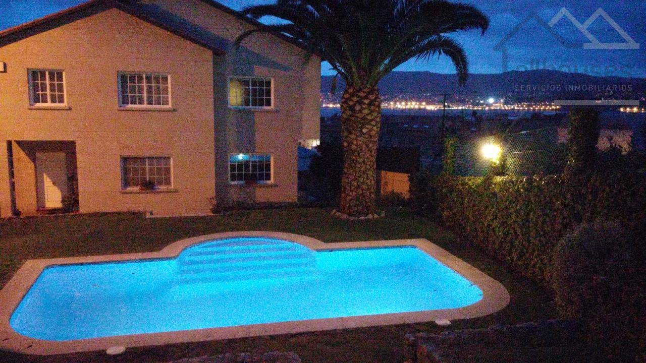 Vista nocturna de piscina y ría iluminadas