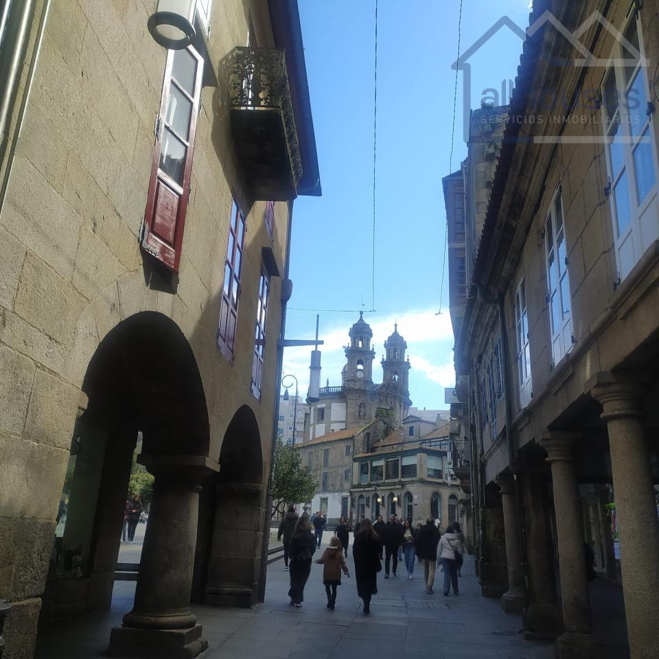 Facahda soportales y bajo comercial