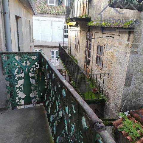 Balconada de hierro a calle Real