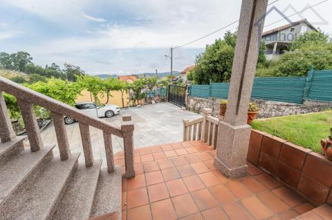 Porche y zona aparcamiento