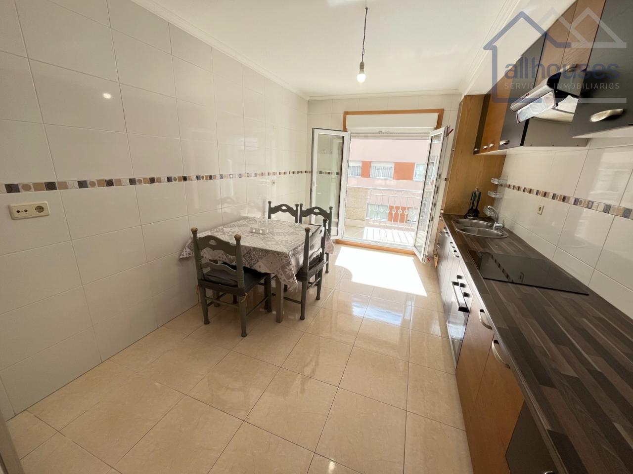 Cocina con balcón